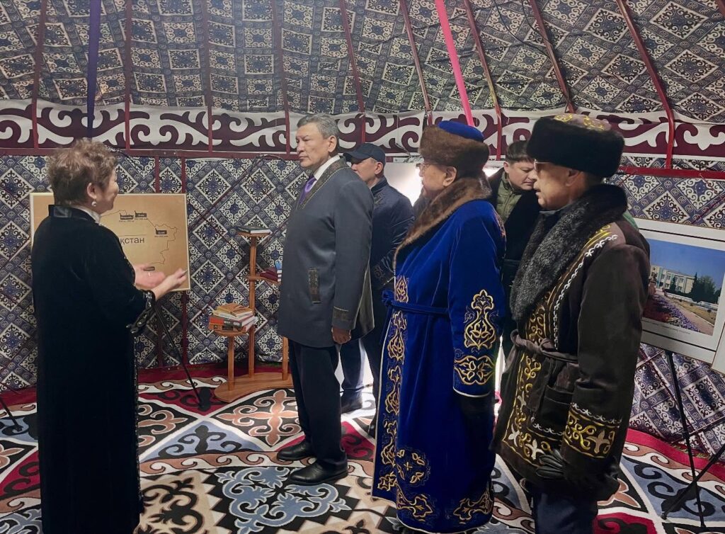 Северо-Казахстанским государственным архивом была организована выставка, посвященная 125-летию со дня рождения Смагула Садвакасова